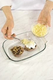 Приготовление блюда по рецепту - Мясо, запеченное в грибном соусе. Шаг 3
